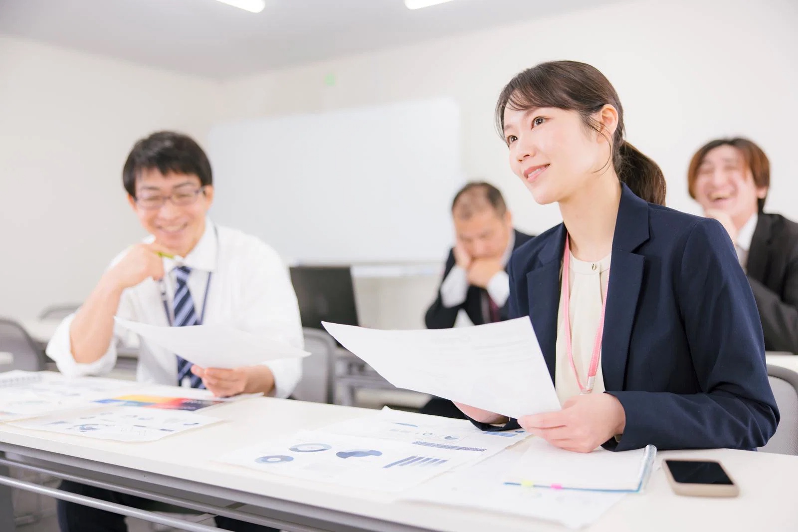 資料を手に和やかに進む職場ミーティング